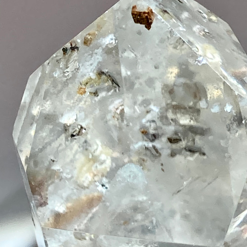 キャルコパライト（黄銅鉱）入り　クリスタル　レインボー　水晶　台座付き　原石 キャルコパライト（黄銅鉱）入り クリスタル レインボー 水晶