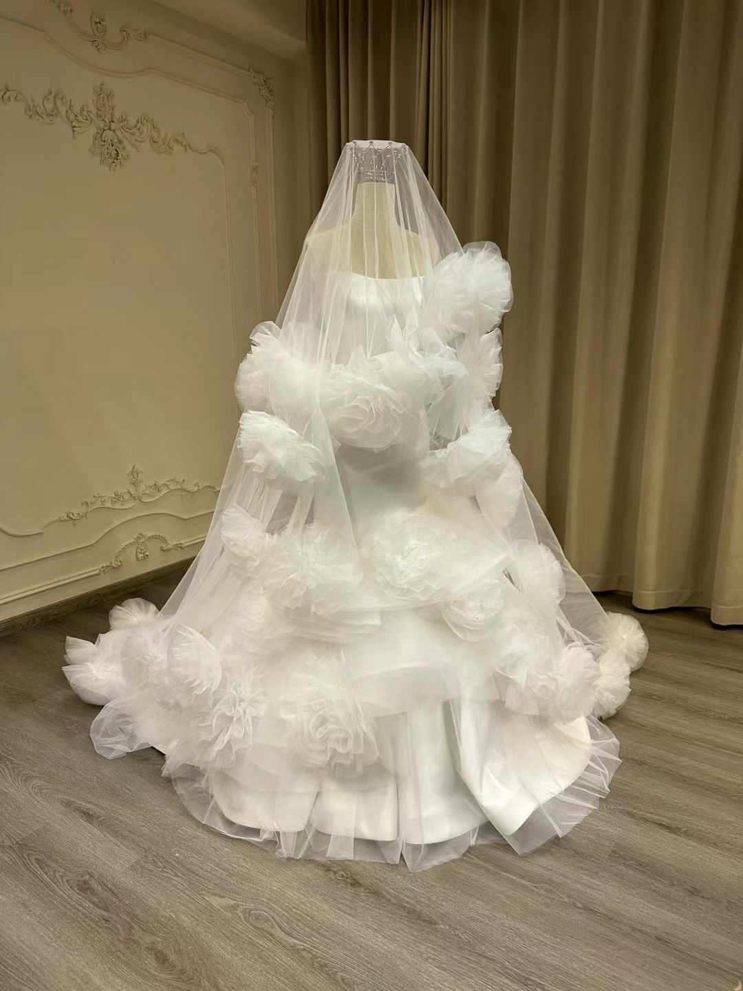 新着商品！シンプル　ホワイト　マーメイドドレス　お花飾り付きのベール　ふんわりチュール　編み上げ　音楽会二次会挙式披露宴