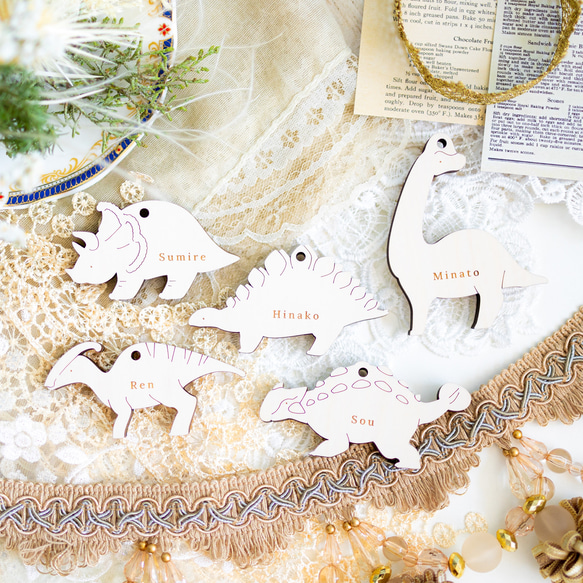 ♡オーダー♡木の恐竜☆名前入り☆ 2点セット〉名入れ恐竜⌇子供席札・チャーム・タグ, 木製「Herbivore