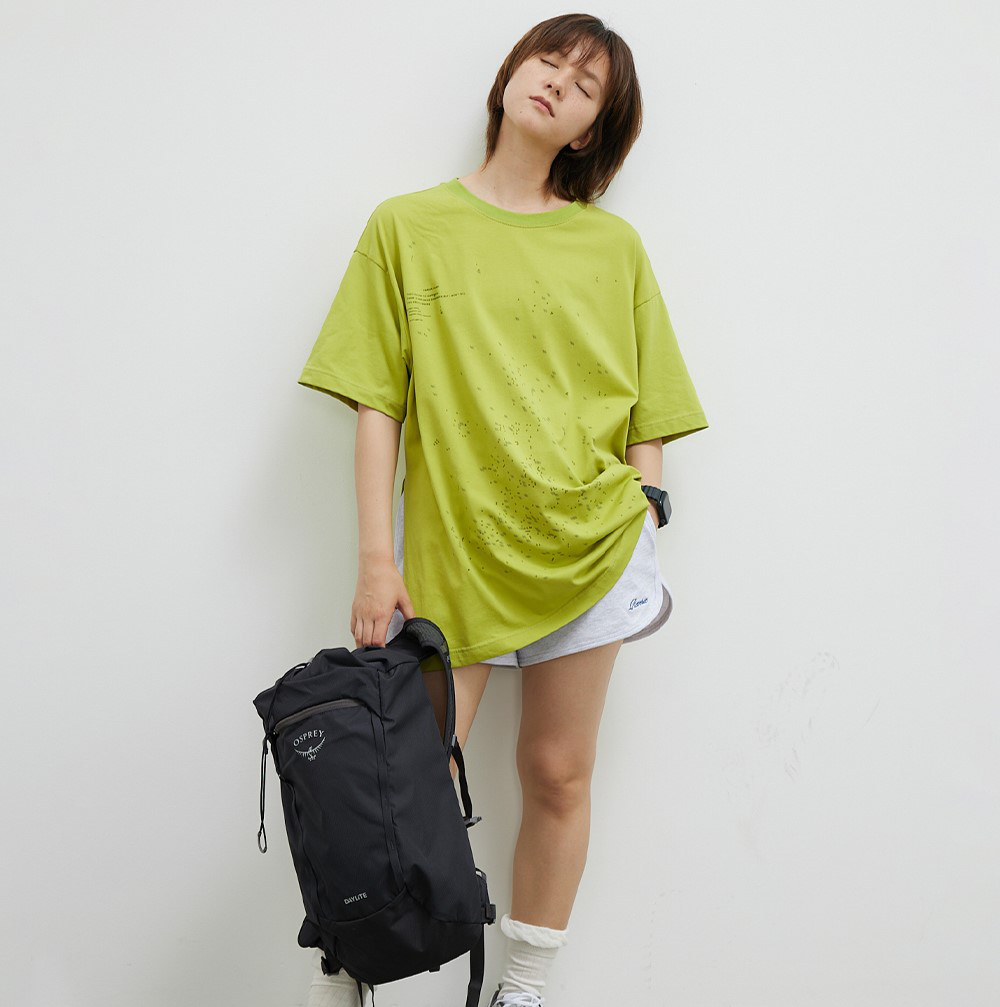 ぼかし模様と散らばるロゴが珍しい☆裾2wayシャツ ピスタチオ