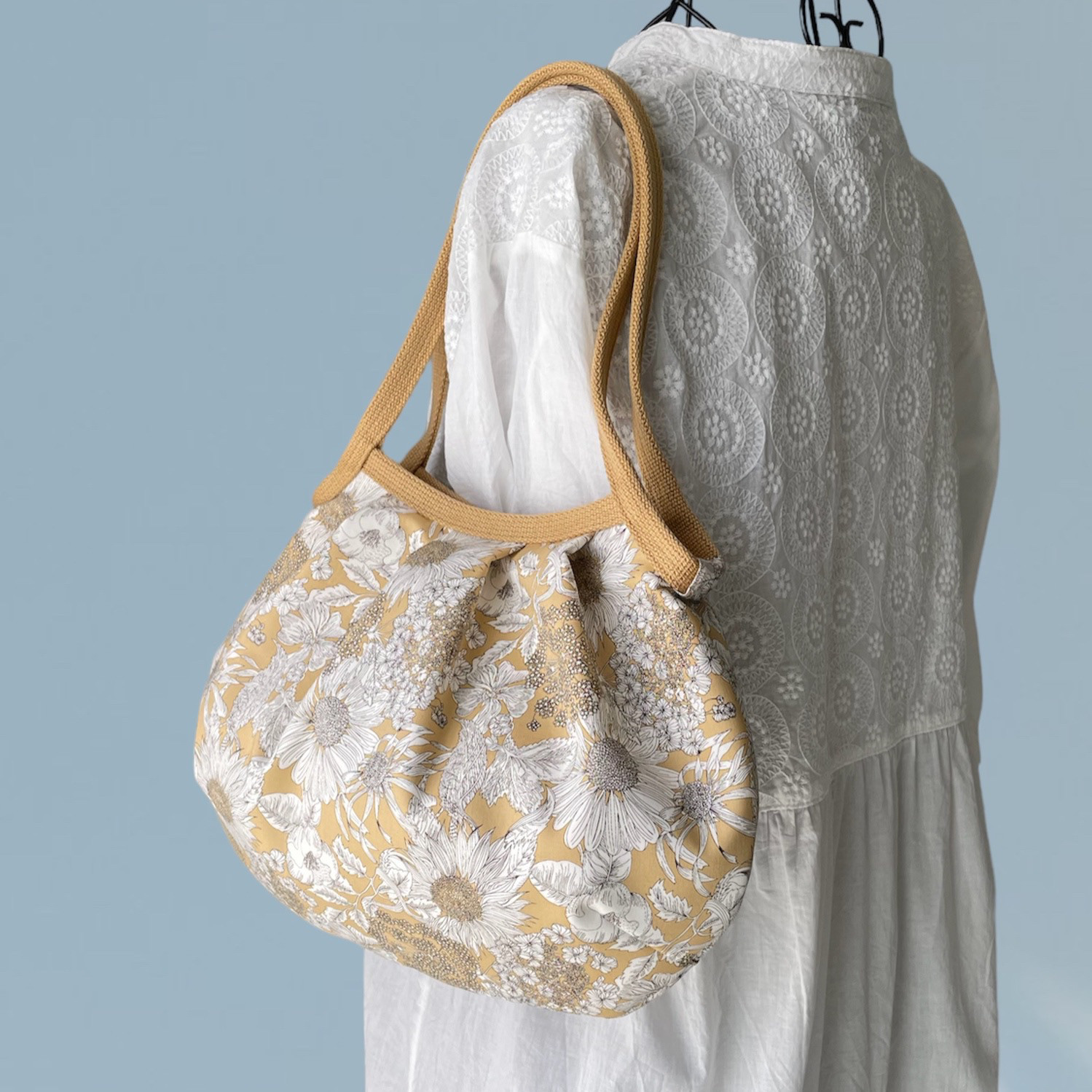 コロンと可愛いショルダーグラニーバッグ　✤リバティ✤ スイムダンクレア　ベージュ　◎選べる2サイズ