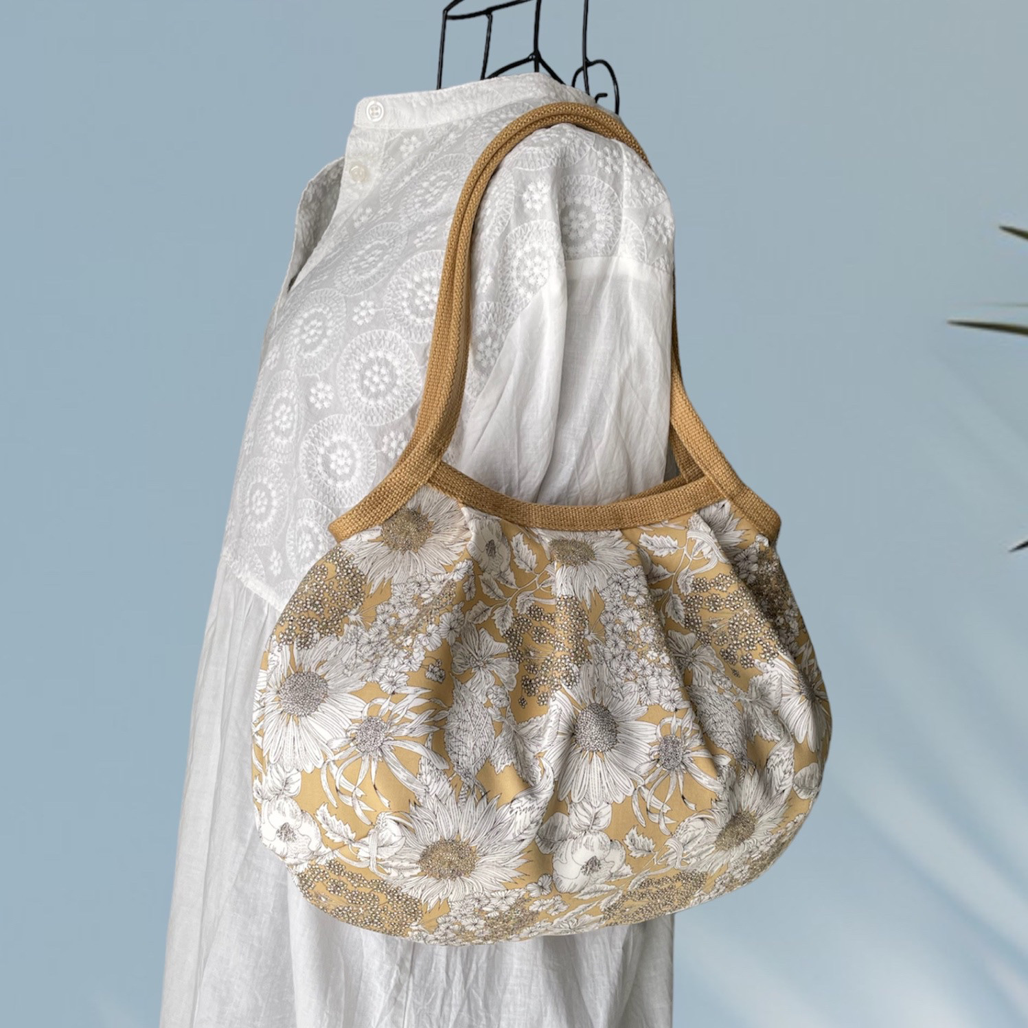 コロンと可愛いショルダーグラニーバッグ　✤リバティ✤ スイムダンクレア　ベージュ　◎選べる2サイズ