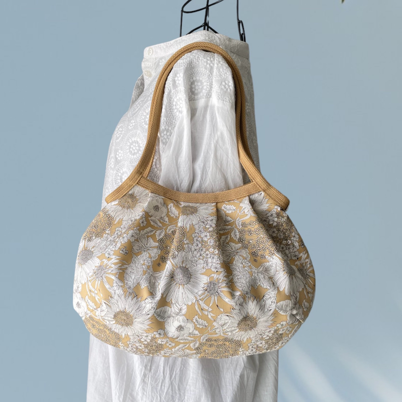 コロンと可愛いショルダーグラニーバッグ　✤リバティ✤ スイムダンクレア　ベージュ　◎選べる2サイズ