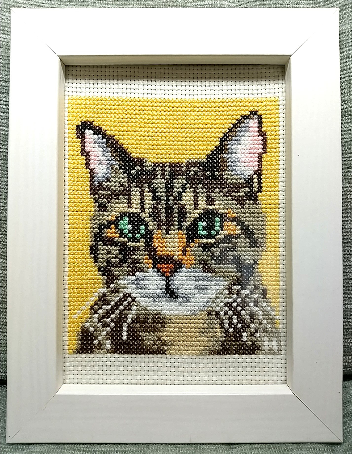 戸塚刺繍　「女の子と猫」　額入りタペストリー　【ハンドメイド作品】