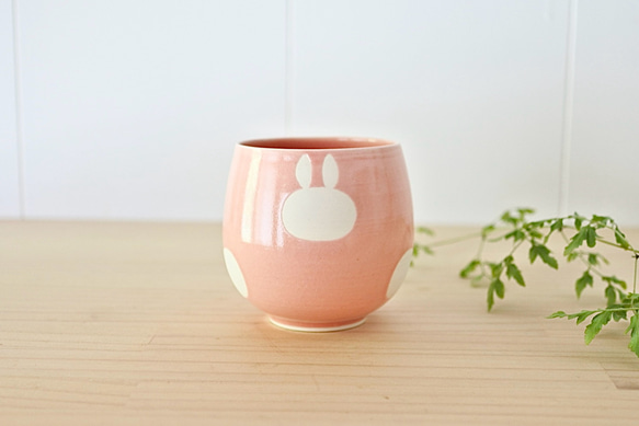 おみつさまリメイク鉢4号ふっくら丸鉢 ピンクのお花リースで白色たまご