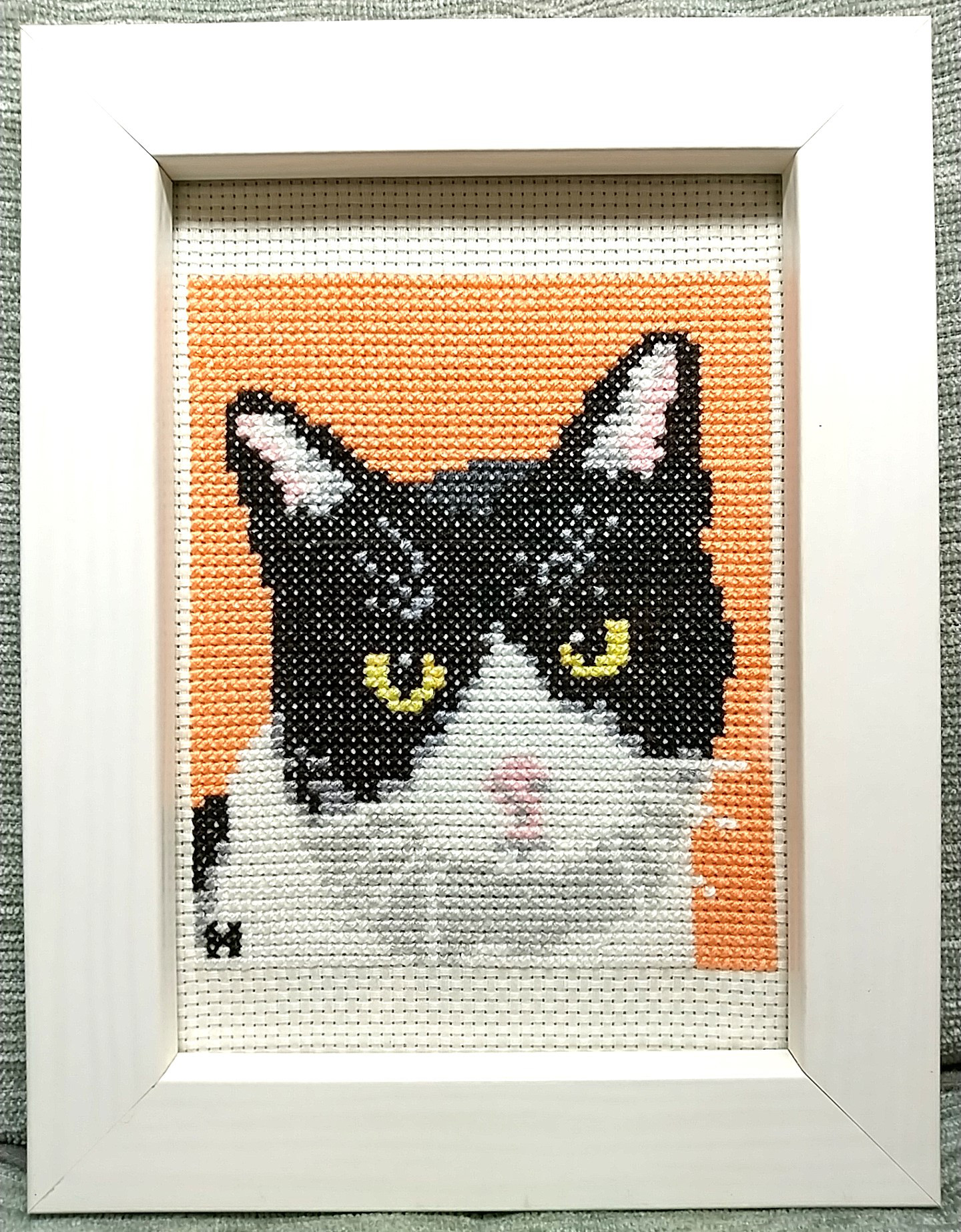 飾れるにゃんこのおヒゲ刺し　刺繍枠　壁掛け　ハチワレ　8cm