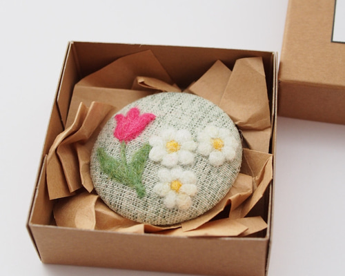 草花を描いた羊毛フェルト刺繍のブローチ（チューリップと