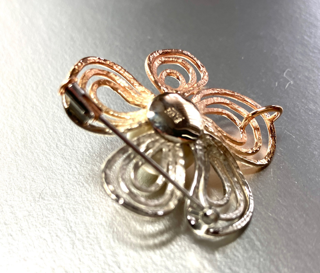 白蝶南洋真珠丸線ブローチ　　二色使い　ペンダントトップ兼用