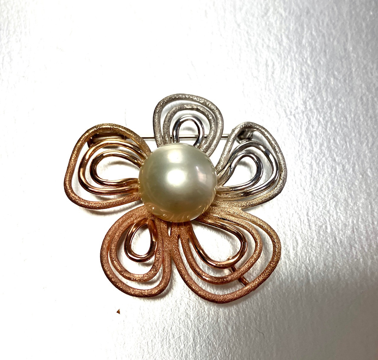 白蝶南洋真珠丸線ブローチ　　二色使い　ペンダントトップ兼用
