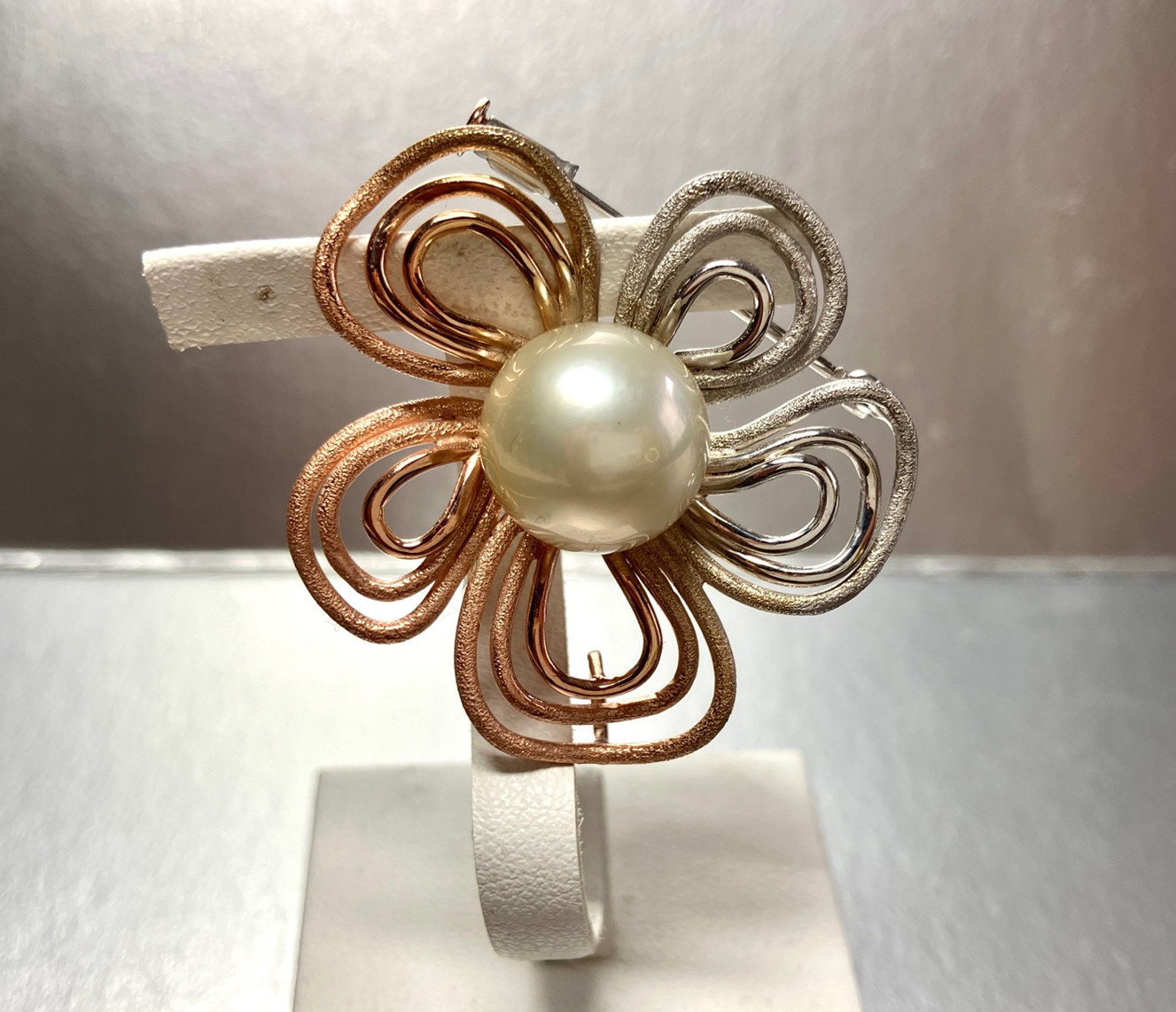 白蝶南洋真珠丸線ブローチ　　二色使い　ペンダントトップ兼用ブローチ