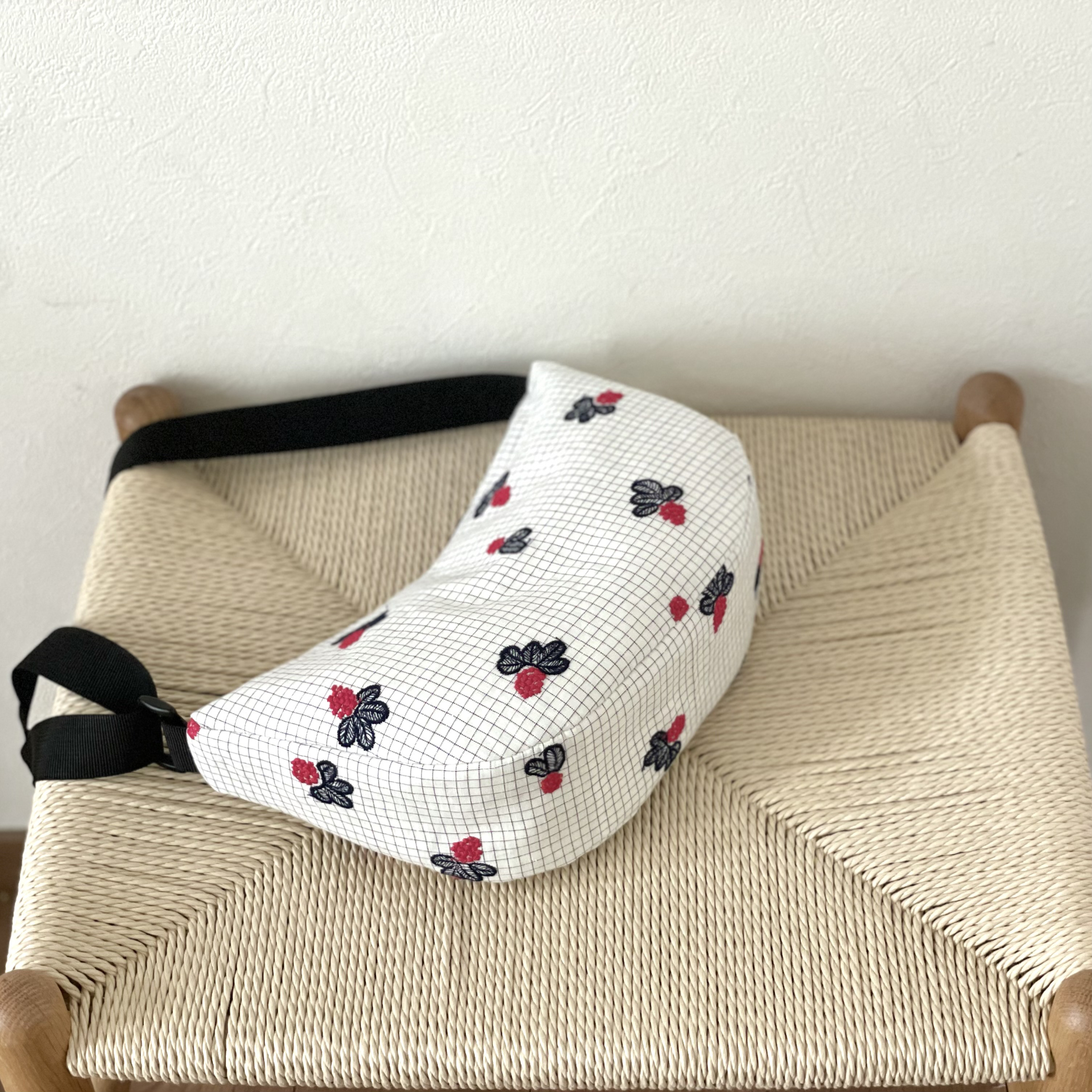 ⚮̈ミナペルホネン　からだにフィットするボディバッグ "Ｓ" light berry