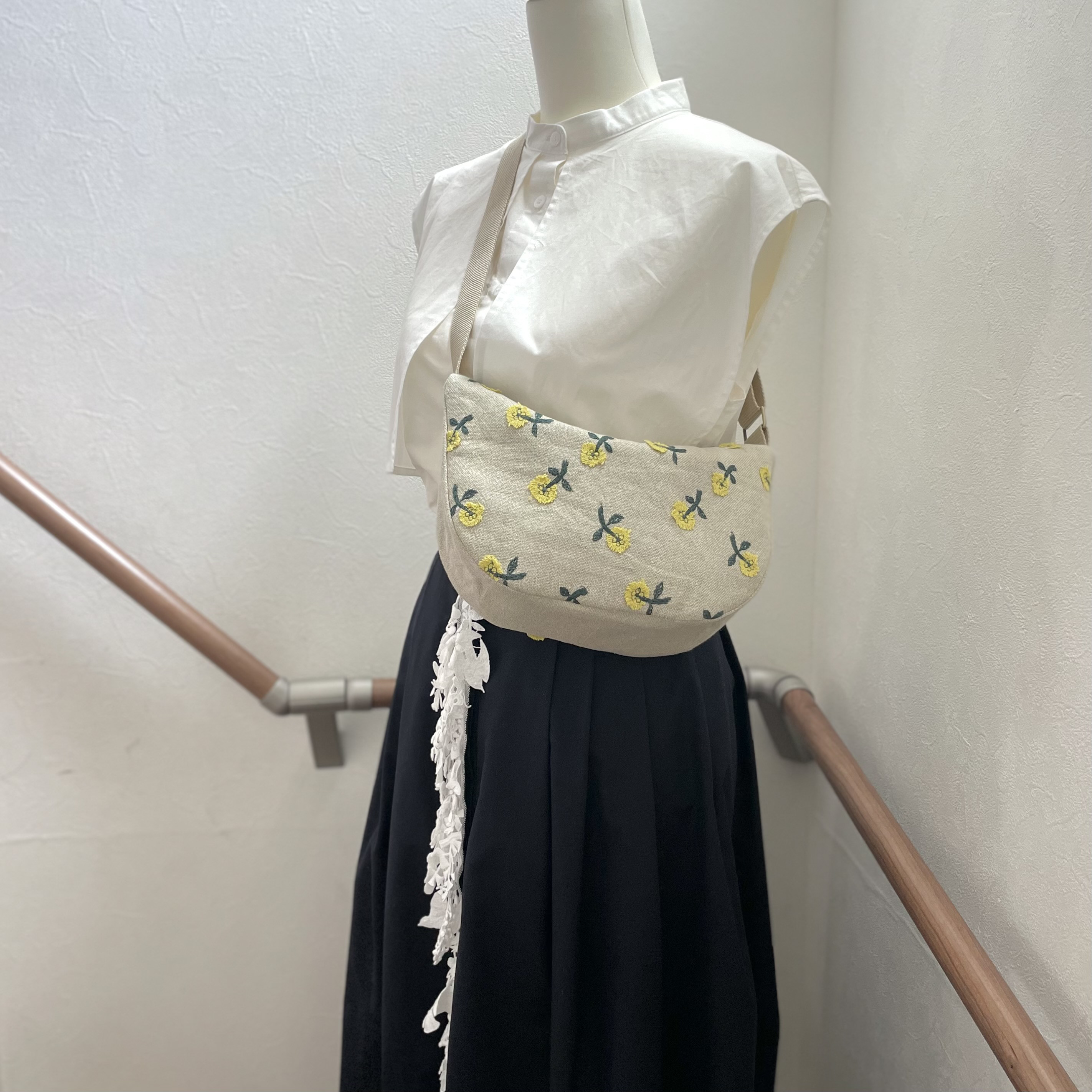 ⚮̈ミナペルホネン　からだにフィットするボディバッグ "Ｓ" skip