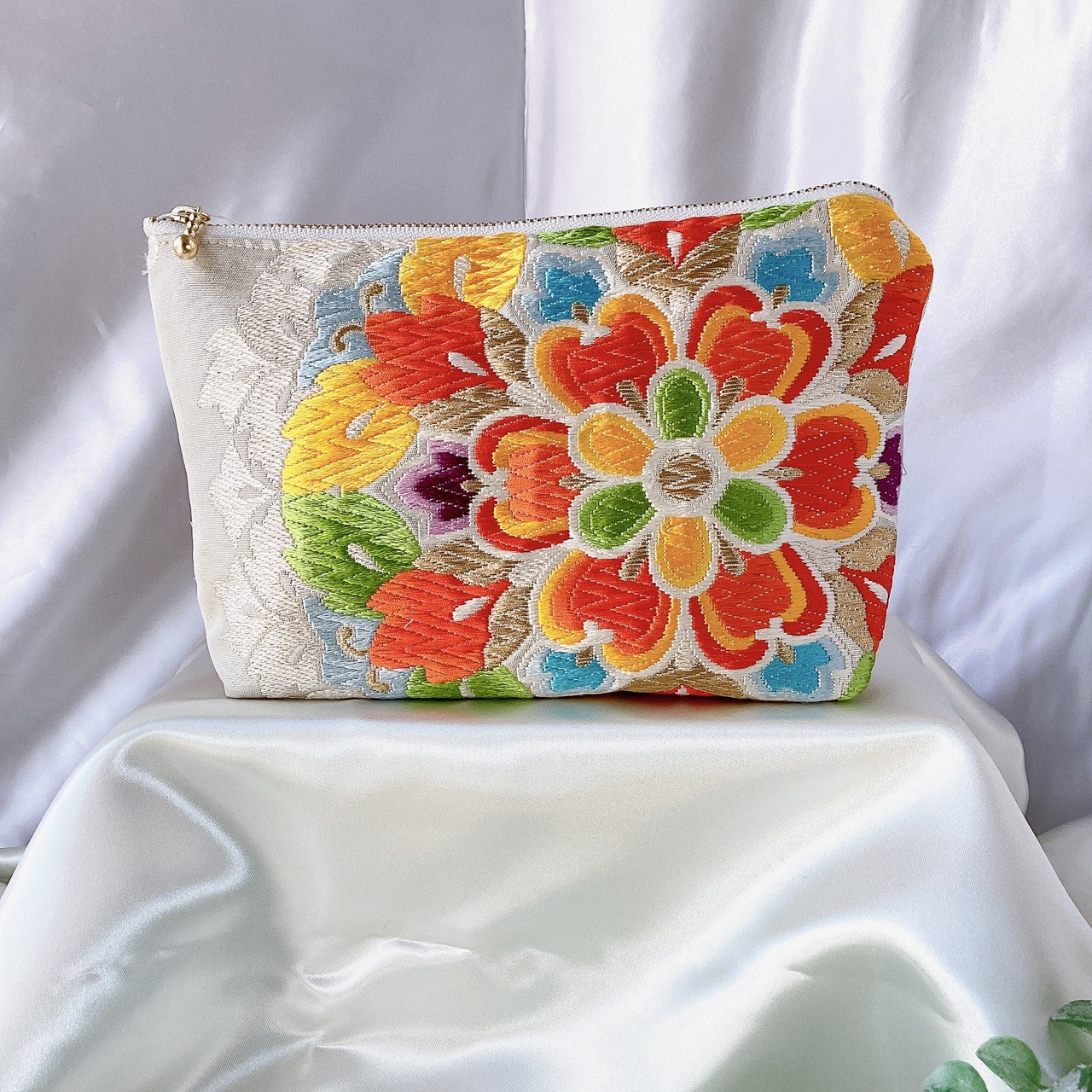 着物ポーチ　白　唐花　カラフル　ポケット付き　シルクの美しい光沢　着物リメイク　帯　アップサイクル