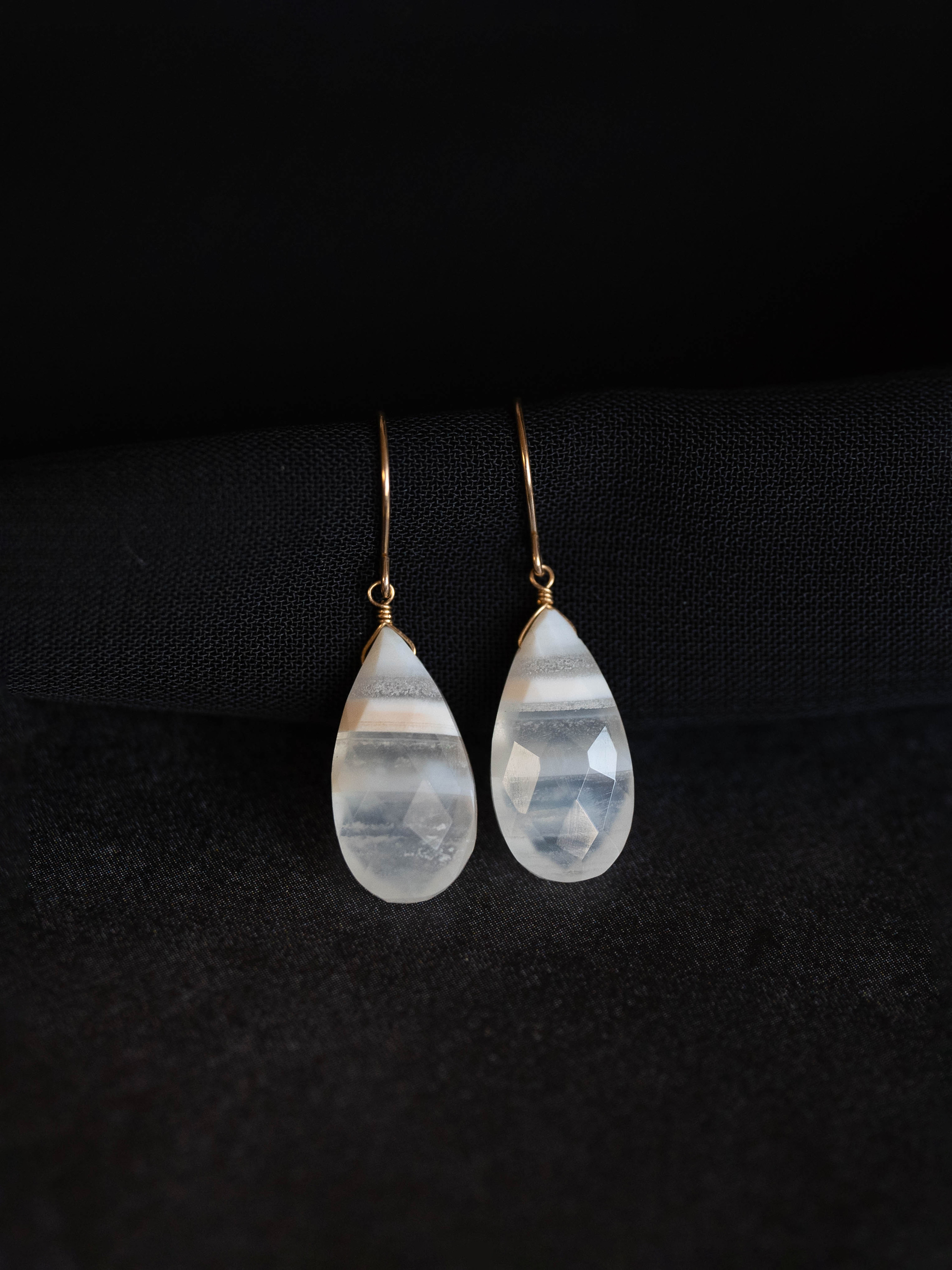 1点もの＊ホワイトレースアゲートピアス-D ボーダー/ストライプ