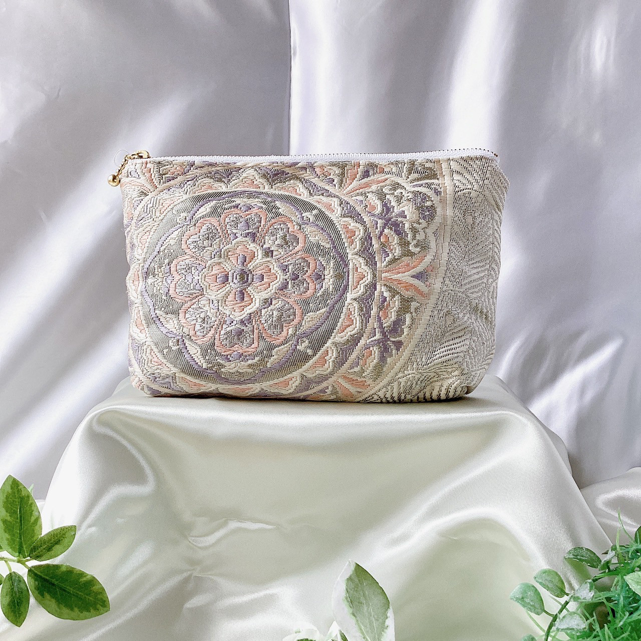 着物ポーチ　白　パステル　唐花　ポケット付き　シルクの美しい光沢　着物リメイク　帯　アップサイクル