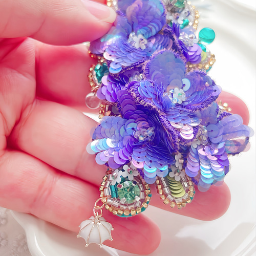 フランスで購入　琺瑯　エナメル　紫と白の花型ブローチ フランスで購入 琺瑯 エナメル 紫と白の花型ブローチ - メルカリ