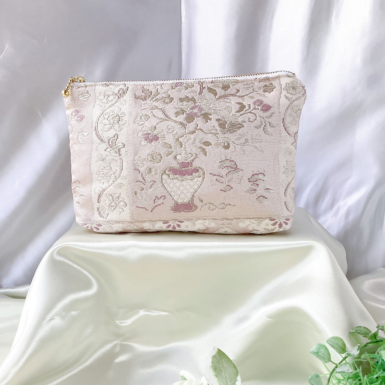 着物ポーチ　紫　壺　唐花　ポケット付き　シルクの美しい光沢　着物リメイク　帯　アップサイクル