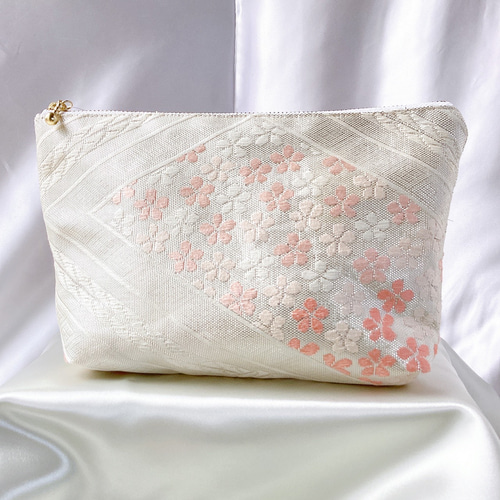 着物ポーチ 白 桜 ポケット付き シルクの美しい光沢 着物リメイク 帯