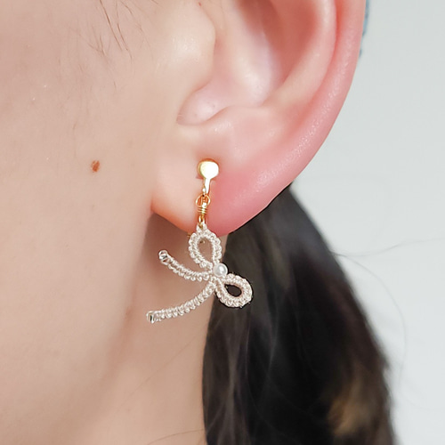 ミニリボン ベージュ 手編み タティングレース 韓国 ピアス イヤリング