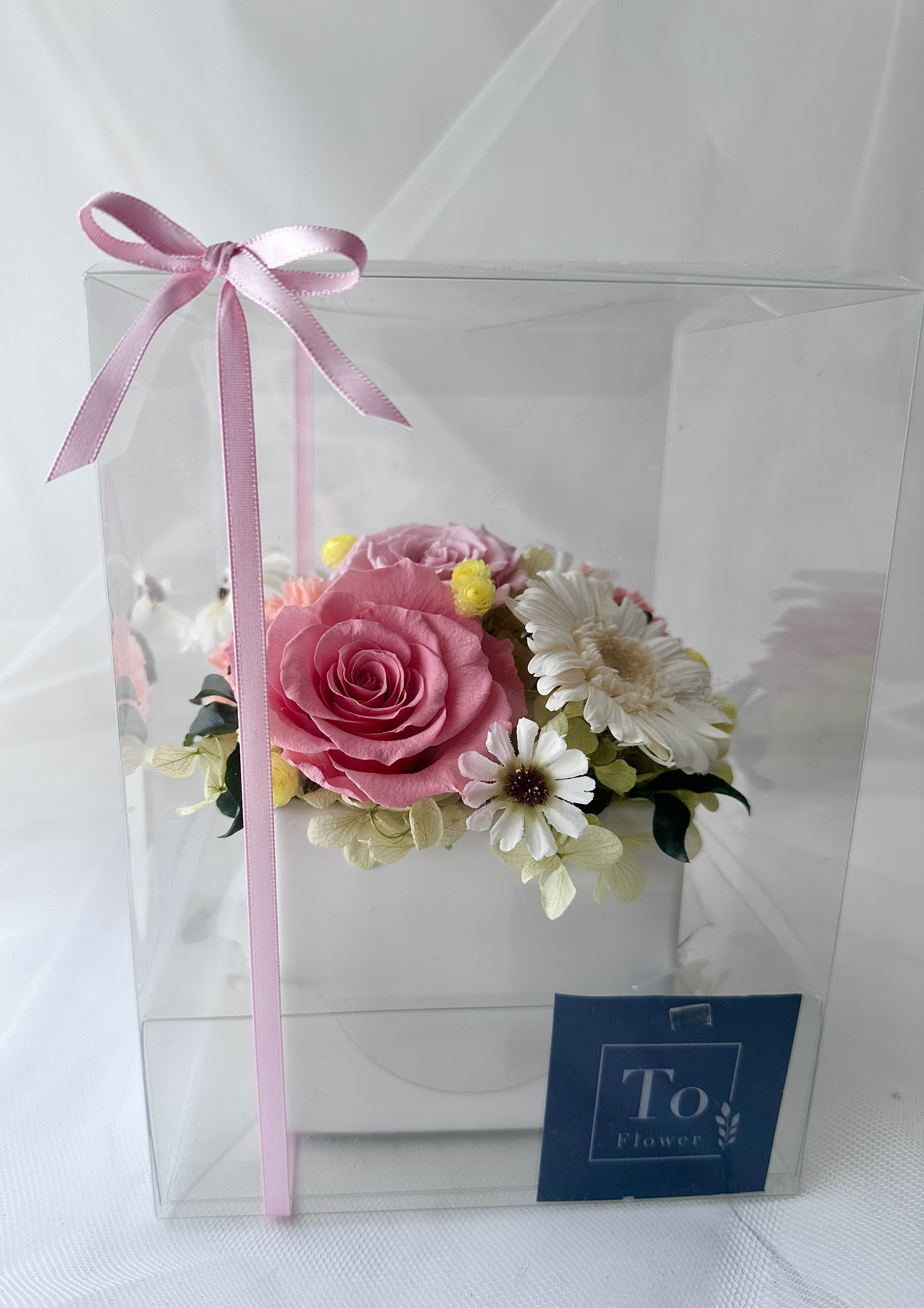 ピンクのバラと白いガーベラのフラワーアレンジ　プリザーブドフラワー　箱入り　誕生日　お祝い　敬老の日