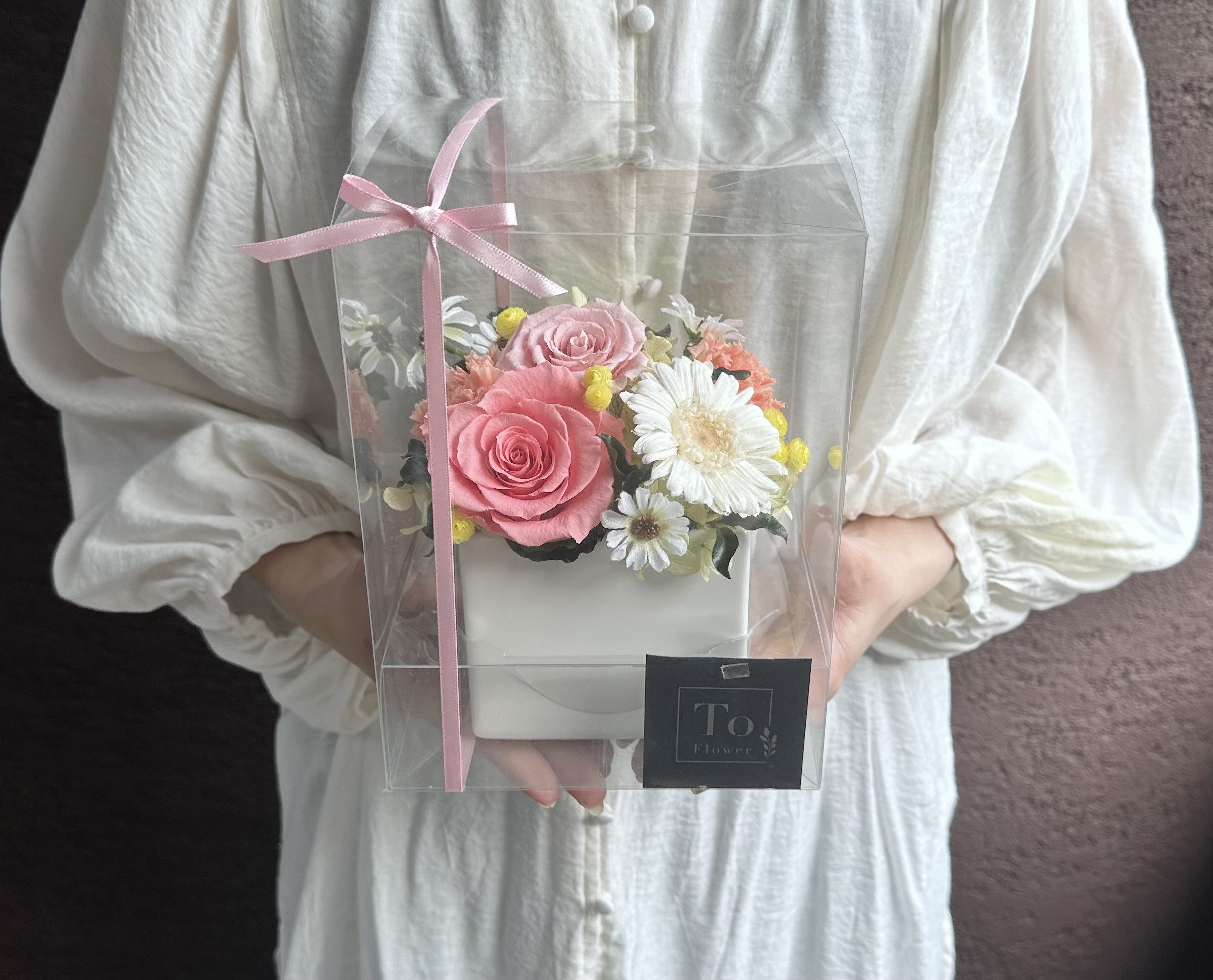 ピンクのバラと白いガーベラのフラワーアレンジ　プリザーブドフラワー　箱入り　誕生日　お祝い　敬老の日