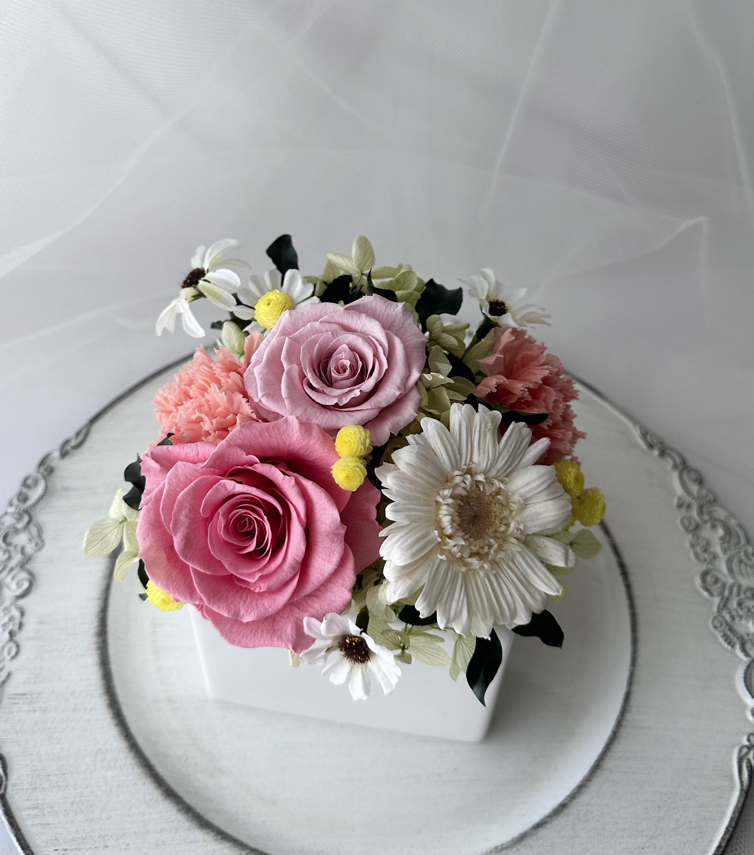 ピンクのバラと白いガーベラのフラワーアレンジ　プリザーブドフラワー　箱入り　誕生日　お祝い　敬老の日