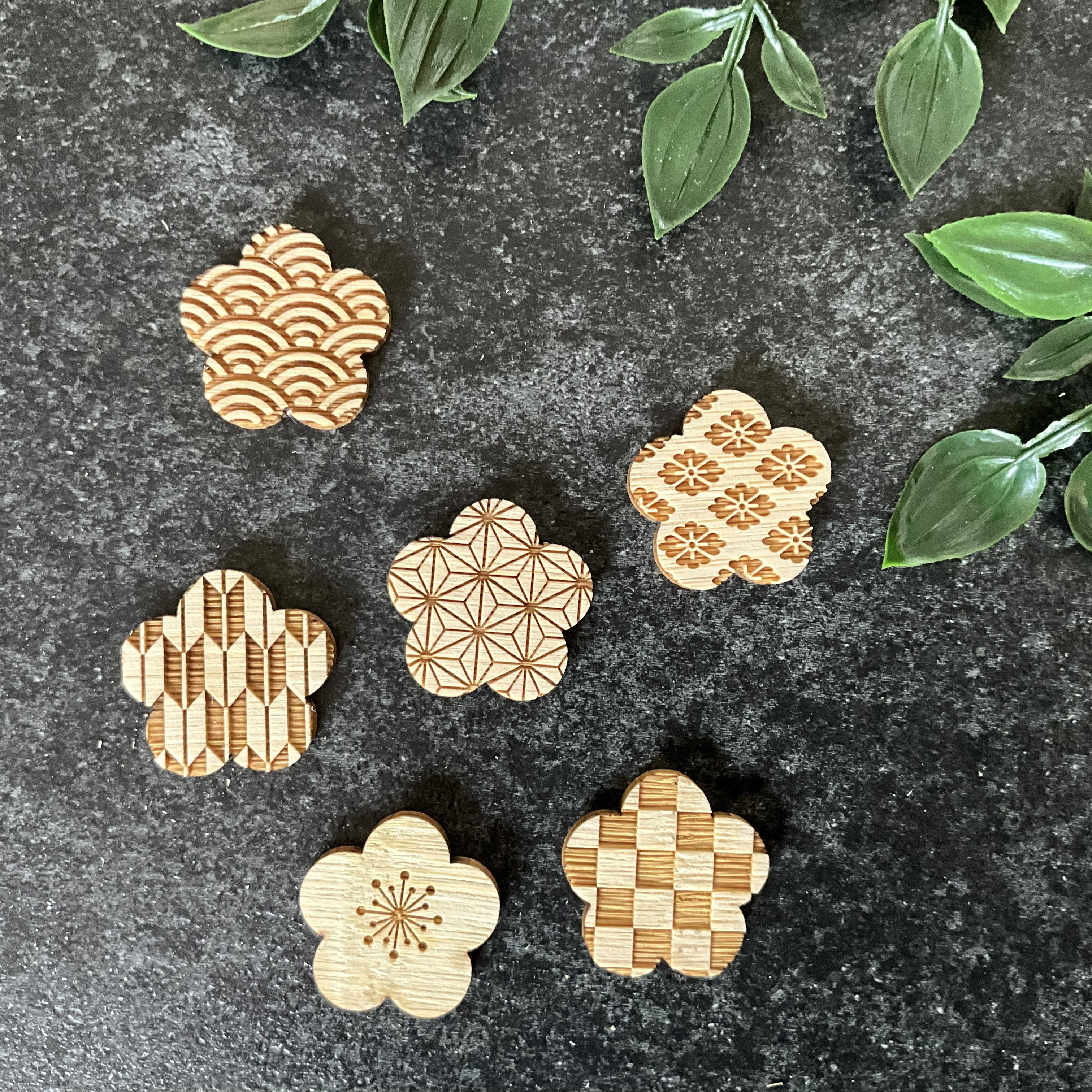 フラワーモチーフ YANES ブローチ兼トップ 750WG刻印 ヤーネス