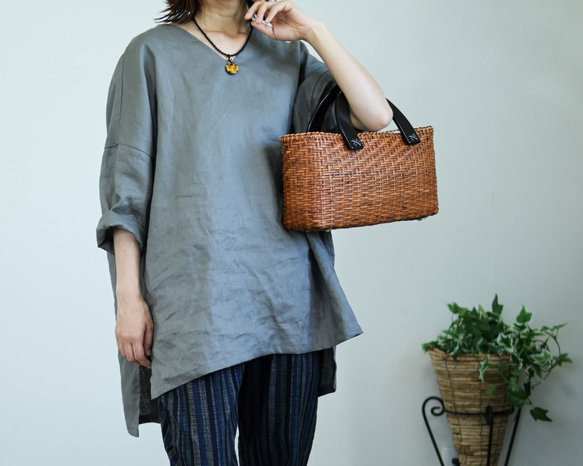スクエアフォルムのリネンブラウス：グレー 16枚目の画像