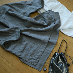 スクエアフォルムのリネンブラウス：グレー 17枚目の画像