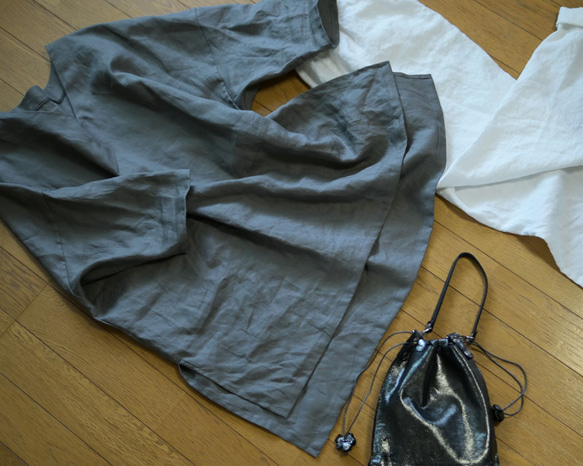 スクエアフォルムのリネンブラウス：グレー 17枚目の画像