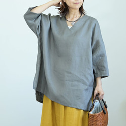スクエアフォルムのリネンブラウス：グレー 1枚目の画像