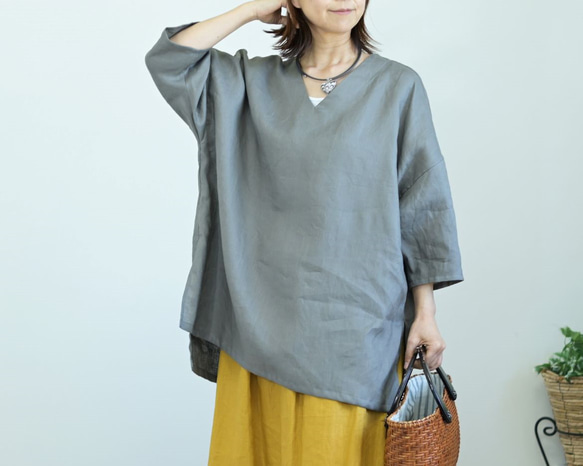 スクエアフォルムのリネンブラウス：グレー 1枚目の画像