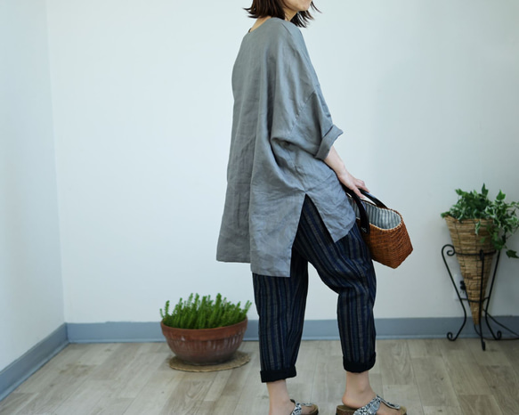 スクエアフォルムのリネンブラウス：グレー 15枚目の画像