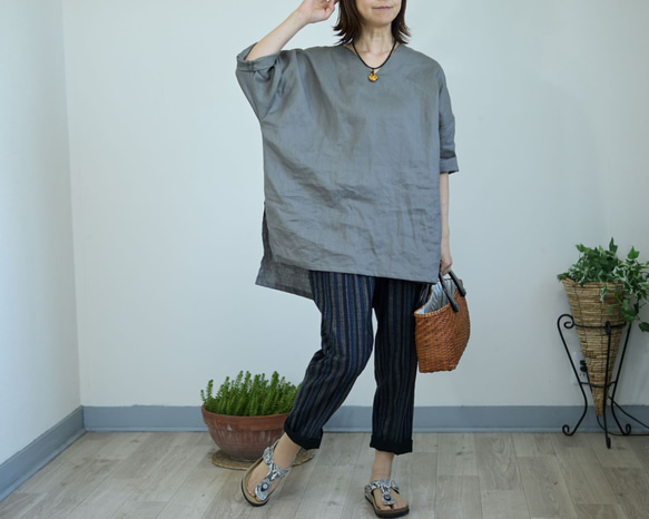 スクエアフォルムのリネンブラウス：グレー 13枚目の画像