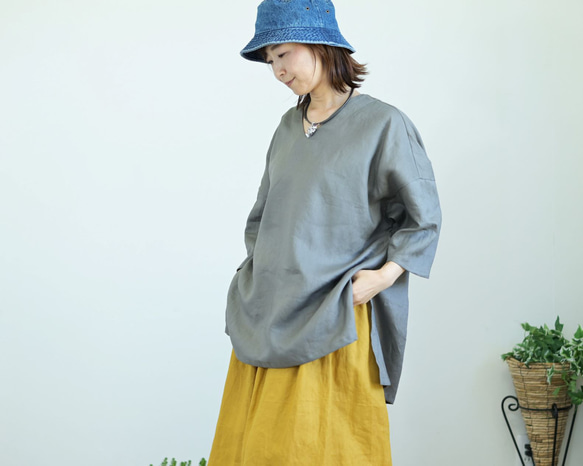 スクエアフォルムのリネンブラウス：グレー 2枚目の画像