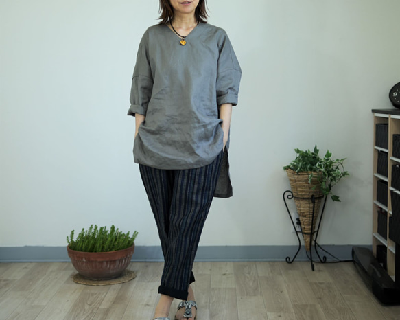 スクエアフォルムのリネンブラウス：グレー 12枚目の画像