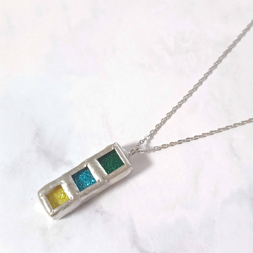 ステンドグラス製ネックレス【アジサイの花一輪】ブルー | ガラス工房 【 アトリエキース 】 BASE ショップ 【ハンドメイド】ステンドグラス　ネックレス　ターコイズ