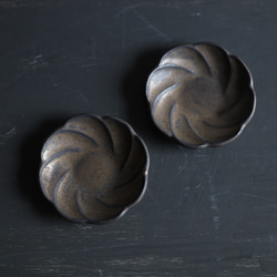 ちいさな豆皿　ネジ花　鉄粉のある乳白色・金属のような風合い　陶器 8枚目の画像