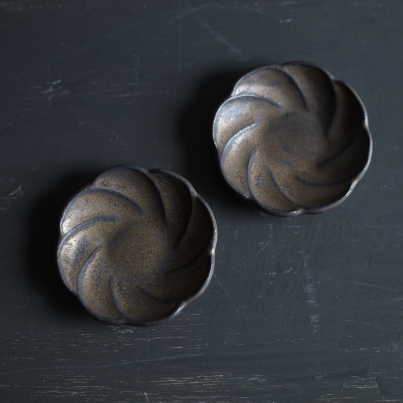 ちいさな豆皿　ネジ花　鉄粉のある乳白色・金属のような風合い　陶器 8枚目の画像