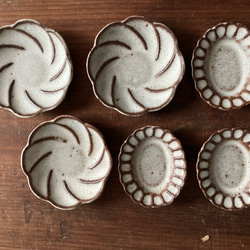 ちいさな豆皿　ネジ花　鉄粉のある乳白色・金属のような風合い　陶器 13枚目の画像