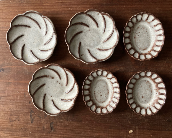 ちいさな豆皿　ネジ花　鉄粉のある乳白色・金属のような風合い　陶器 13枚目の画像