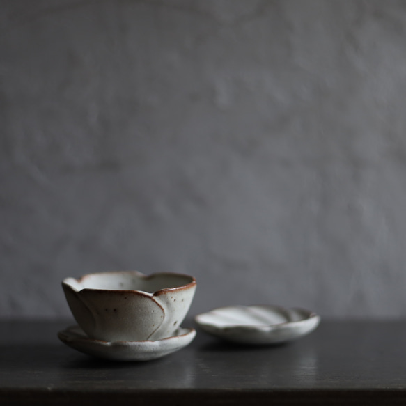 ちいさな豆皿　ネジ花　鉄粉のある乳白色・金属のような風合い　陶器 7枚目の画像