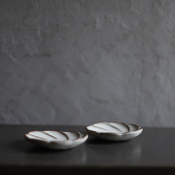 ちいさな豆皿　ネジ花　鉄粉のある乳白色・金属のような風合い　陶器 6枚目の画像