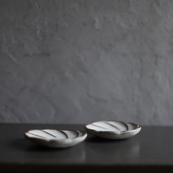 ちいさな豆皿　ネジ花　鉄粉のある乳白色・金属のような風合い　陶器 6枚目の画像