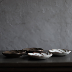 ちいさな豆皿　ネジ花　鉄粉のある乳白色・金属のような風合い　陶器 4枚目の画像