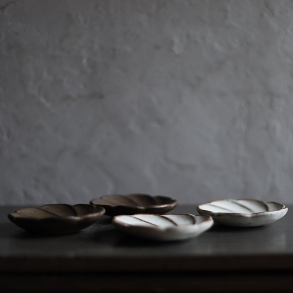 ちいさな豆皿　ネジ花　鉄粉のある乳白色・金属のような風合い　陶器 4枚目の画像