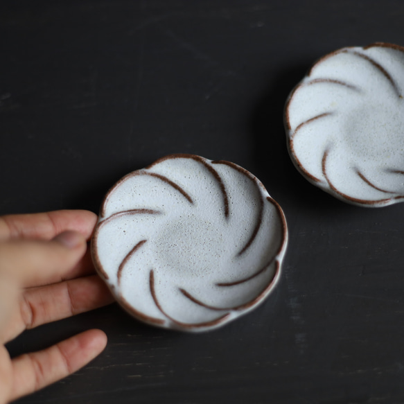 ちいさな豆皿　ネジ花　鉄粉のある乳白色・金属のような風合い　陶器 3枚目の画像