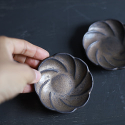 ちいさな豆皿　ネジ花　鉄粉のある乳白色・金属のような風合い　陶器 2枚目の画像