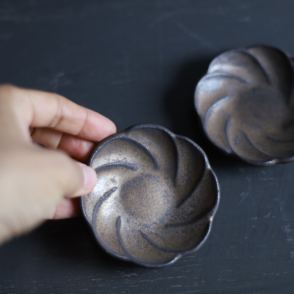 ちいさな豆皿　ネジ花　鉄粉のある乳白色・金属のような風合い　陶器 2枚目の画像