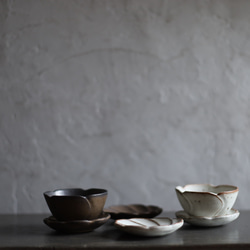 ちいさな豆皿　ネジ花　鉄粉のある乳白色・金属のような風合い　陶器 11枚目の画像